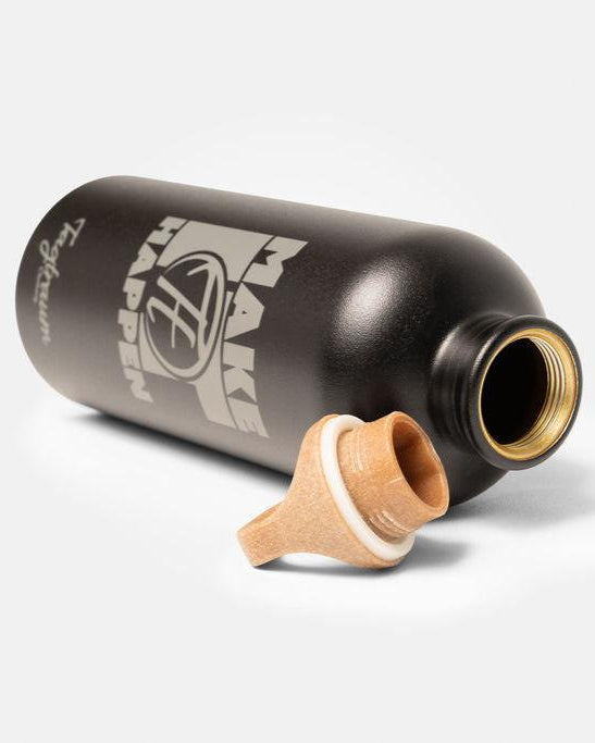 Schwarze Aluminium Trinkflasche aus 100% recycelten Materialien mit einem edlen "Make it happen" Print und einem Verschluss aus Cellulose