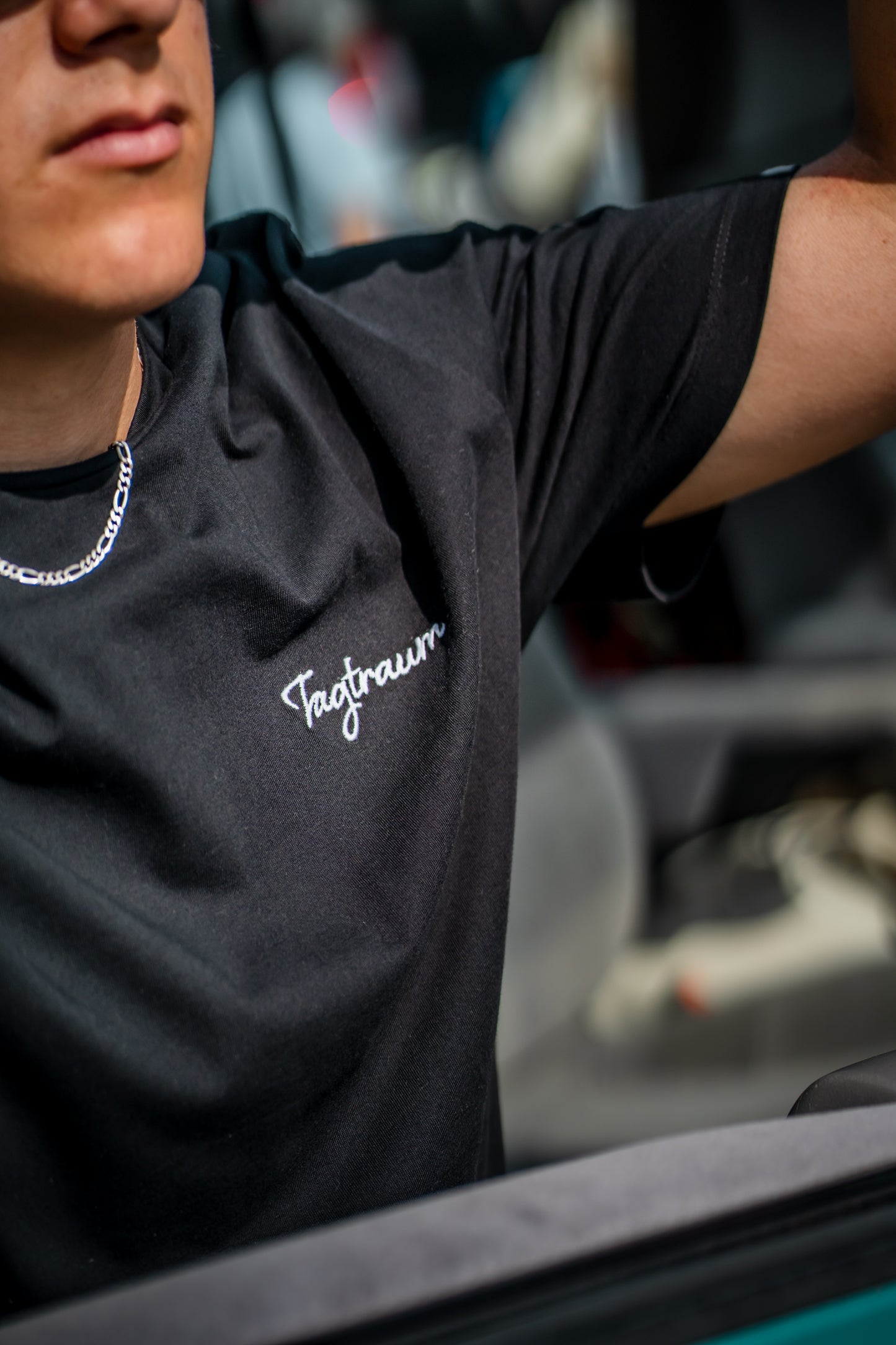 Schwarzes, hochwertiges Tagtraum T-Shirt mit Round Neck, Unisex. MIt edlem Tagtraum Stick. Black, Streetstyle für alle Macher:innen, Entdecker:innen und Träumer:innen da draussen
