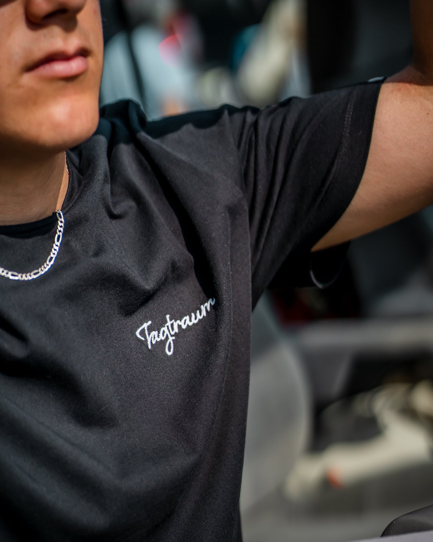 Schwarzes, hochwertiges Tagtraum T-Shirt mit Round Neck, Unisex. MIt edlem Tagtraum Stick. Black, Streetstyle für alle Macher:innen, Entdecker:innen und Träumer:innen da draussen