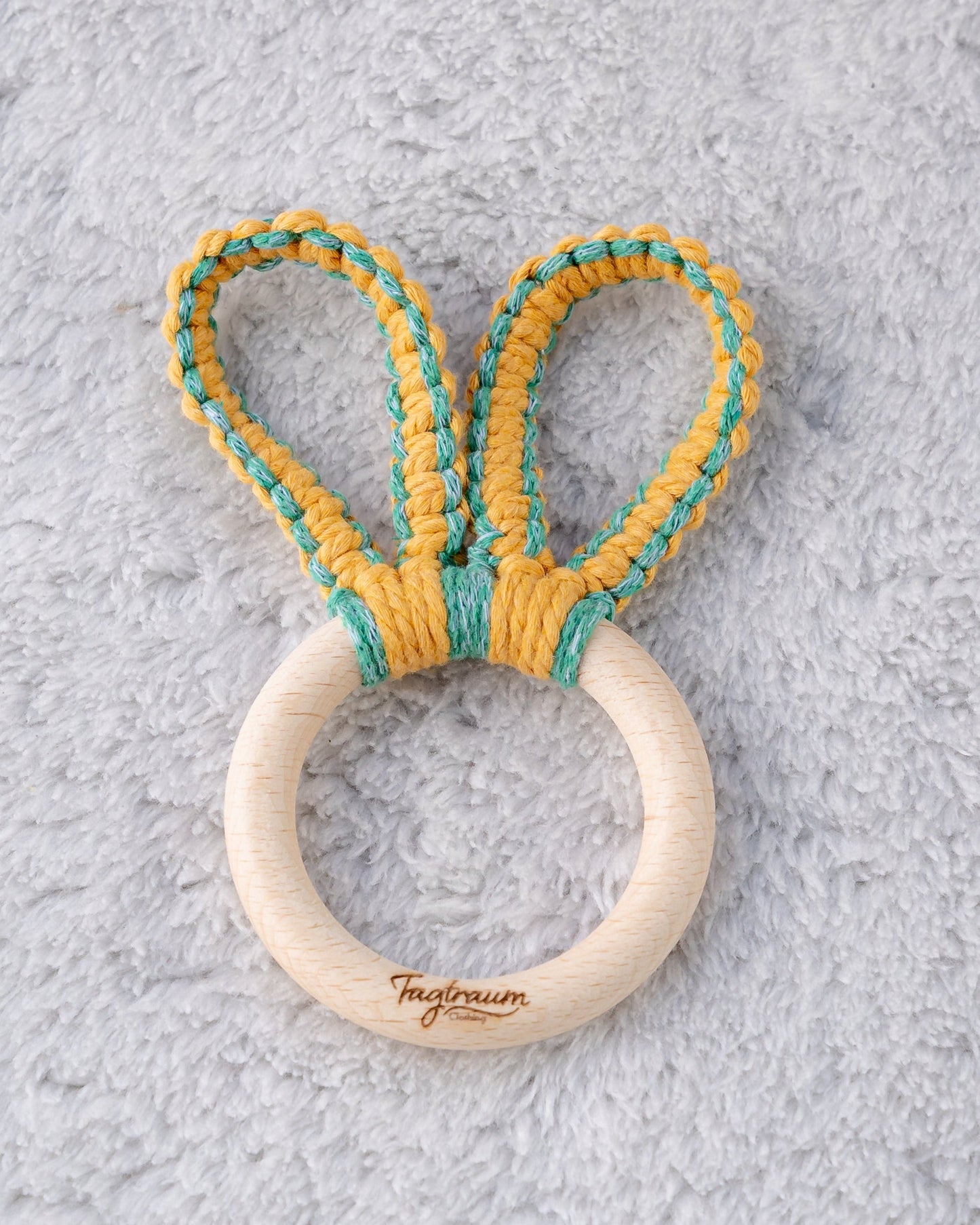 Schöner Holz Greifling für Babies mit Hasenohren in gelb/grün aus Makramee Garn, hangefertigt von Tagtraum in der Schweiz