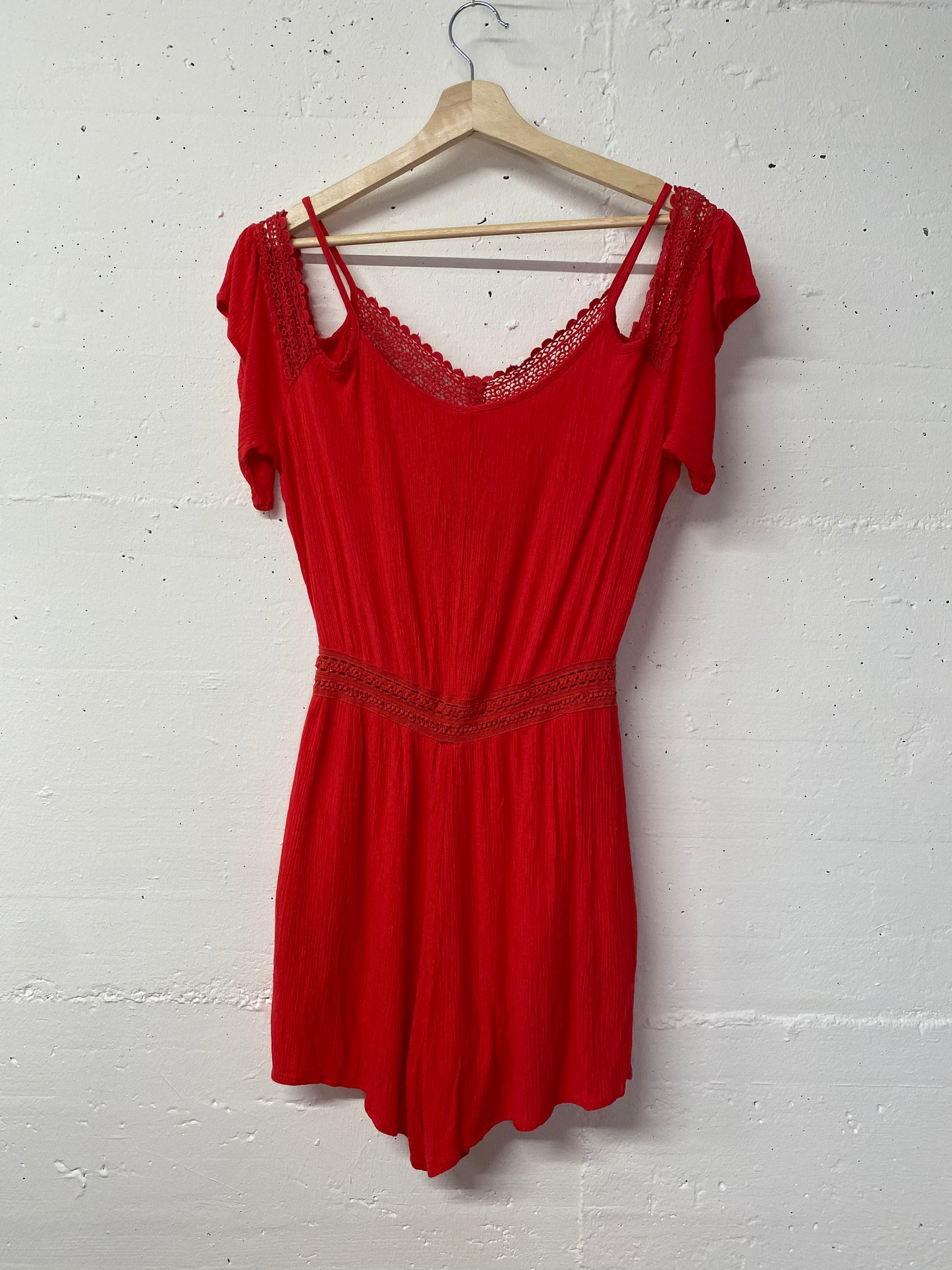 Amisu Secondhand Jumpsuit – Rot mit Spitze, Grösse 38