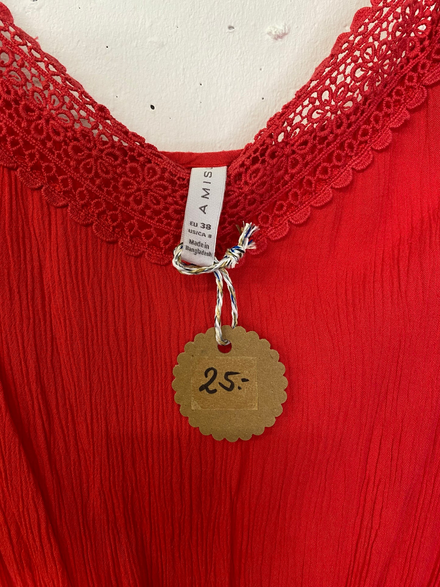 Amisu Secondhand Jumpsuit – Rot mit Spitze, Grösse 38