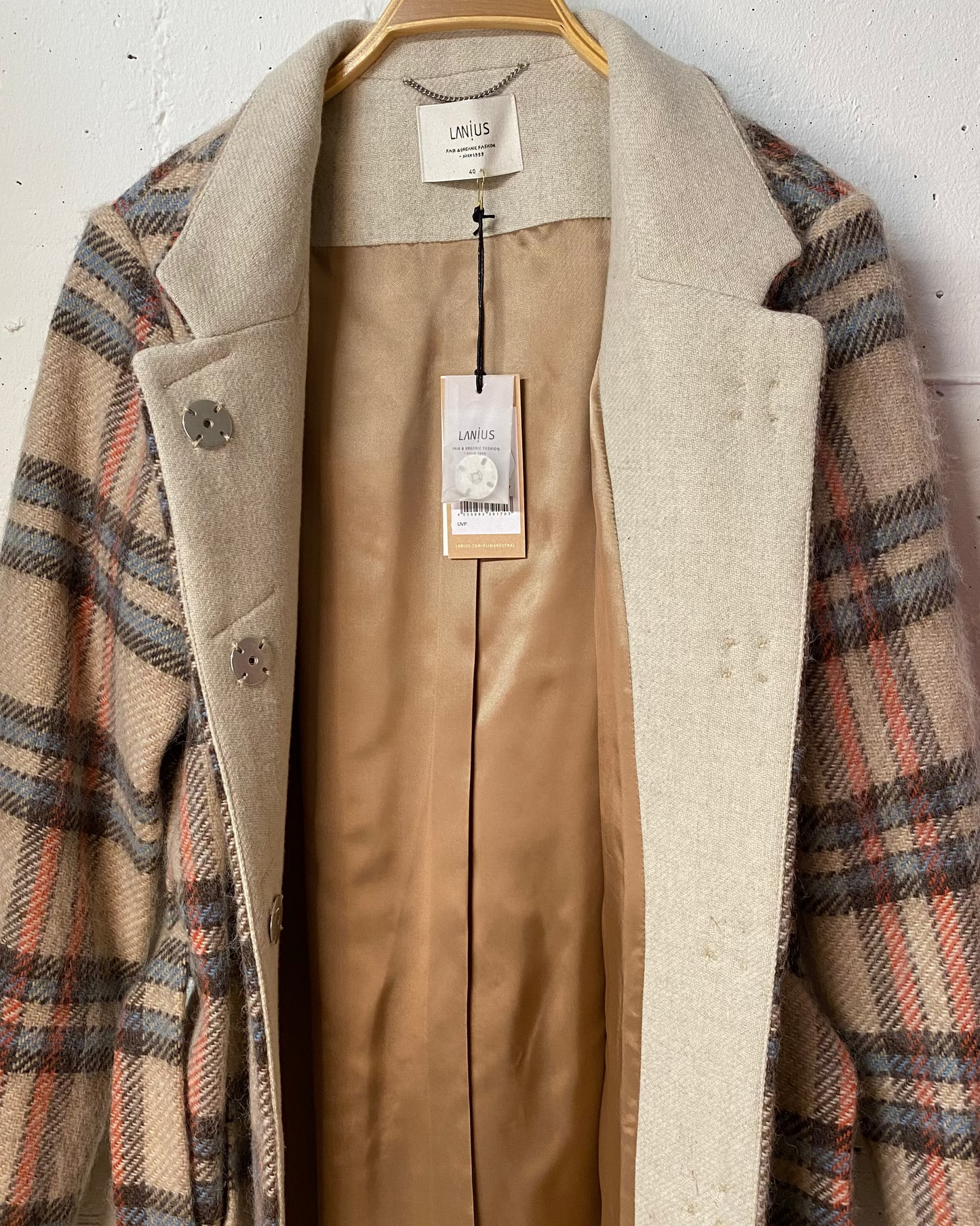 Wollmantel der Marke Lanius, offen fotografiert, mit Knöpfen, Innenfutter, Label, etc.