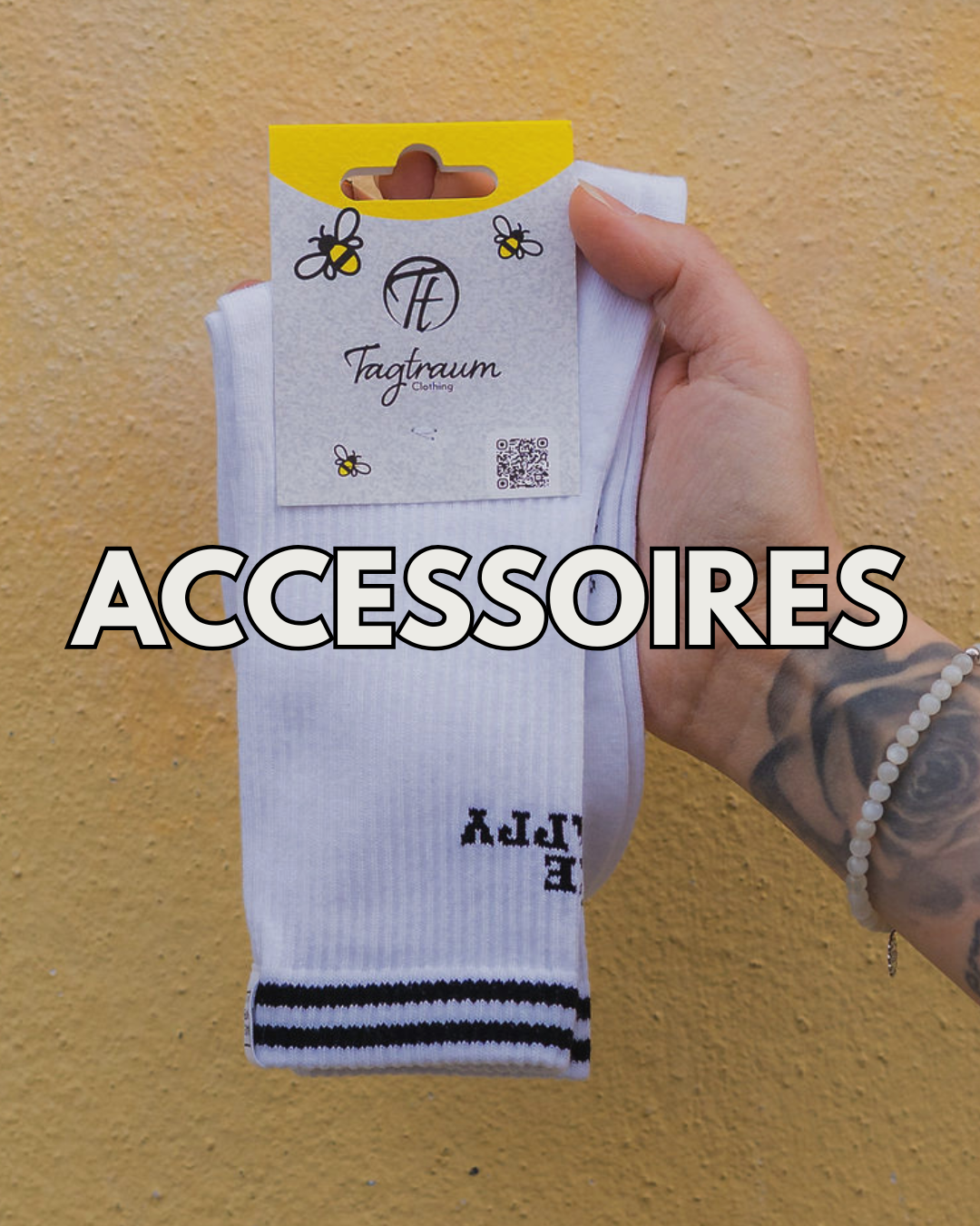 Recycelte Aluminium-Trinkflasche Made in Switzerland hängt mit einem Karabiner an einem verschneiten Tannenbaum