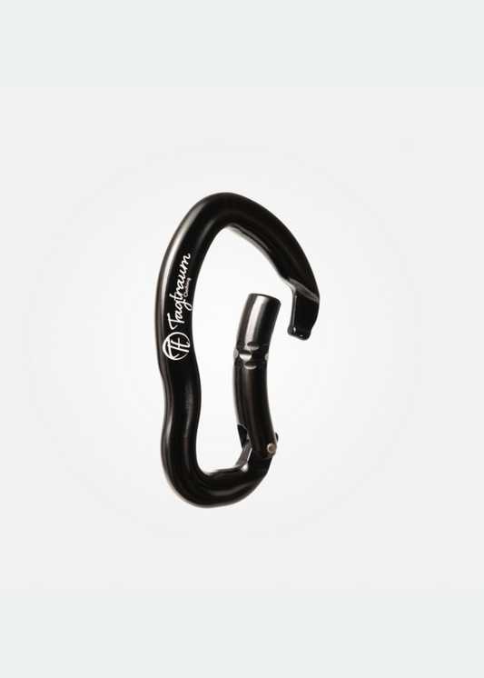 Ein grosser Aluminium Karabiner mit Tagtraum Clothing Inschrift, zum Klettern geeignet