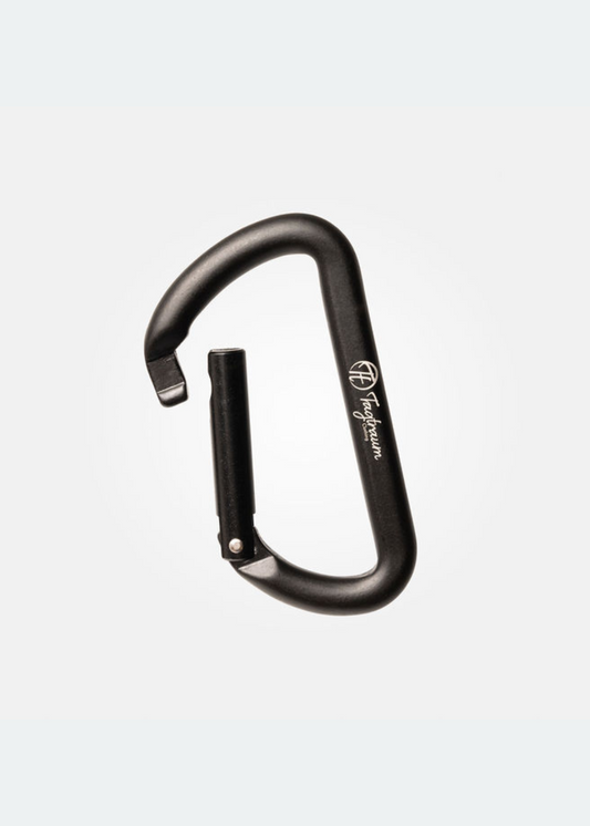 Ein kleiner 100% Aluminium Karabiner mit Tagtraum Clothing Inschrift auf der Vorderseite