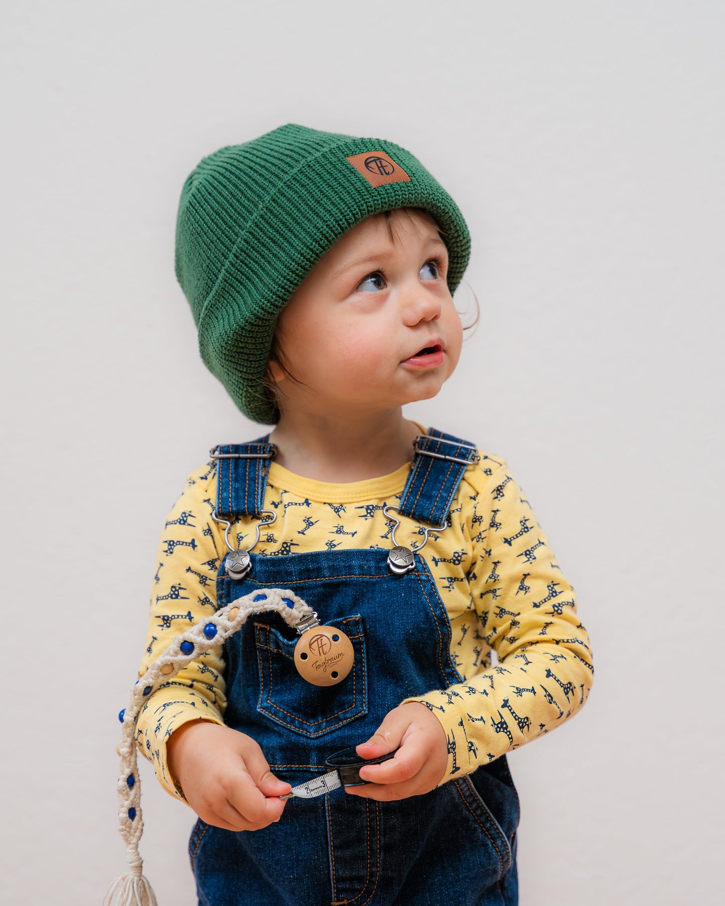 Ein cooles unisex fisherman Beanie in sattem Waldgrün. Mit einem coolen Fake-Leder-Patch mit Tagtraum Logo. Auch für Kinder und Kleinkinder geeignet. Kuschelig warme Bio-Baumwolle. Keine Wolle, krazt nicht, ultra bequem zu tragen. 100% natürlich.