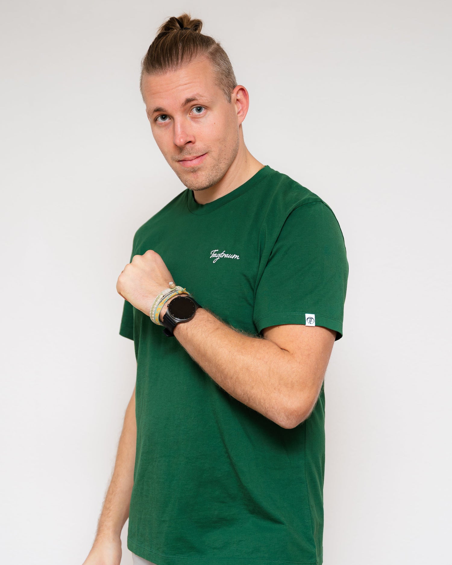 Ein schönes Roundneck Unisex T-Shirt aus 100% Bio-Baumwolle (GOTS zertifiziert), fair hergestellt in Portugal. Ultra bequem, ultra langlebig. Mit einem edlen Tagtraum Stick. Sonst schlicht, zeitlos, in einem satten Waldgrün. 