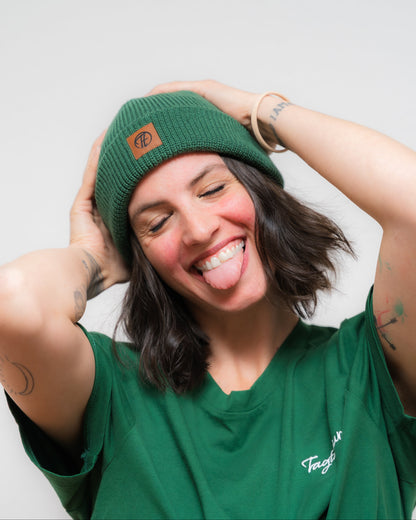 Ein cooles unisex fisherman Beanie in sattem Waldgrün. Mit einem coolen Fake-Leder-Patch mit Tagtraum Logo.