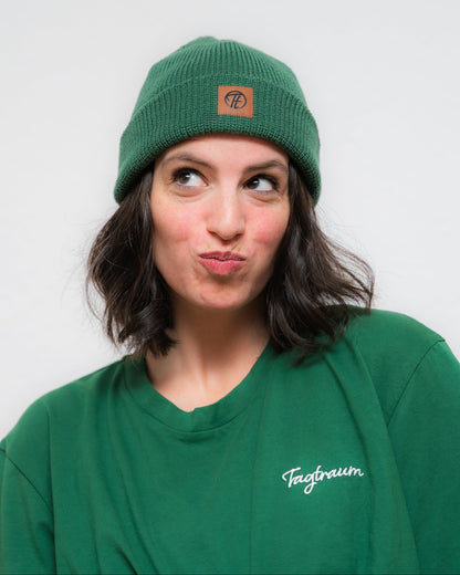 Ein cooles unisex fisherman Beanie in sattem Waldgrün. Mit einem coolen Fake-Leder-Patch mit Tagtraum Logo.