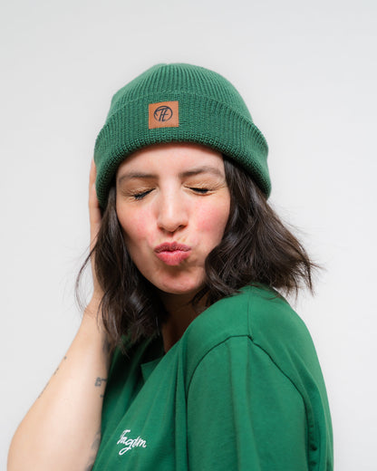Ein cooles unisex fisherman Beanie in sattem Waldgrün. Mit einem coolen Fake-Leder-Patch mit Tagtraum Logo.