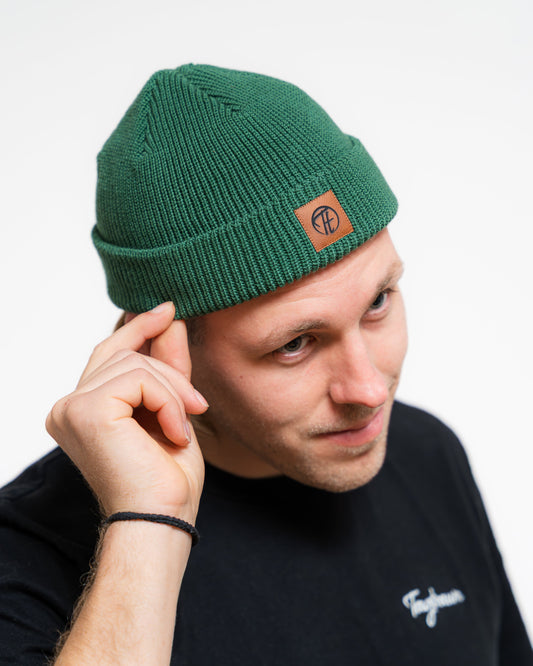 Ein cooles unisex fisherman Beanie in sattem Waldgrün. Mit einem coolen Fake-Leder-Patch mit Tagtraum Logo.