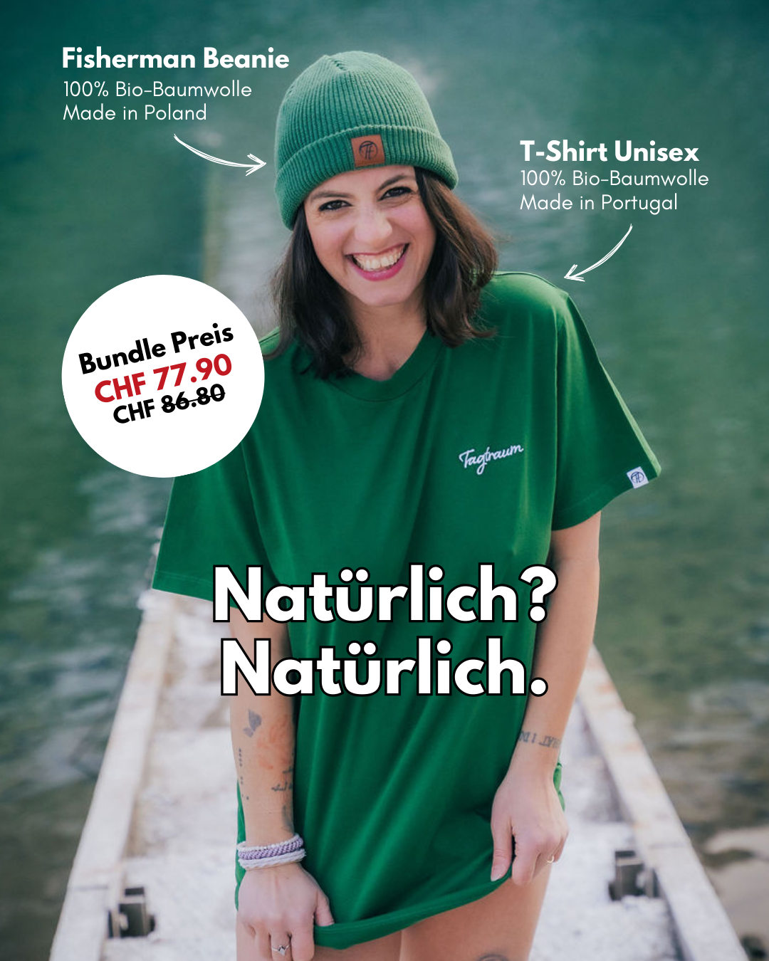 Ein Model, das natürlich lacht und ein waldgrünes Shirt, sowie ein Fisherman Beanie in derselben Farbe trägt. Im Hintergrund ein grün schimmernder See. Text Overlay auf dem Bild: Natürlich? Natürlich. Bundle Preis des Shirts und Beanies im Set, sowie die Beschreibung der beiden Produkte, Fisherman Beanie und Unisex T-Shirt aus 100% Bio-Baumwolle, Made in Europe.