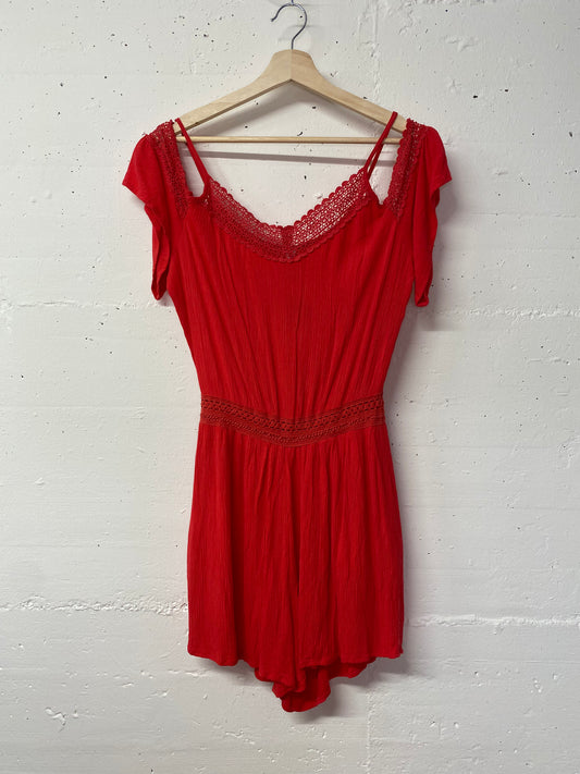 Amisu Secondhand Jumpsuit – Rot mit Spitze, Grösse 38