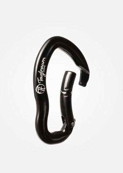 Ein schwarzer Karabiner aus 100% Aluminium, das Logo von Tagtraum Clothing sowie der Schriftzug sind graviert