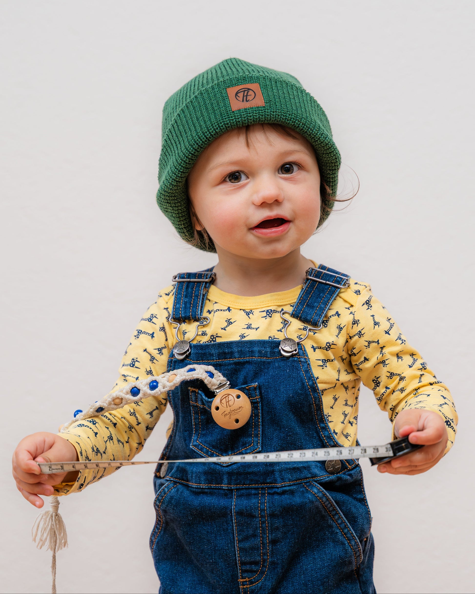 Ein cooles unisex fisherman Beanie in sattem Waldgrün. Mit einem coolen Fake-Leder-Patch mit Tagtraum Logo. Auch für Kinder und Kleinkinder geeignet. Kuschelig warme Bio-Baumwolle. Keine Wolle, krazt nicht, ultra bequem zu tragen. 100% natürlich.