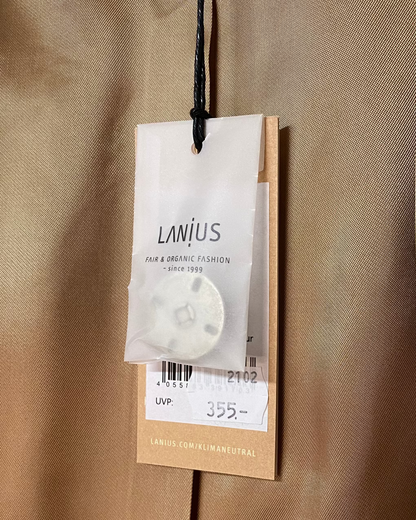 Hang Tag mit Ersatzknopf und Preisangabe eines Wollmantels von der Marke Lanius.