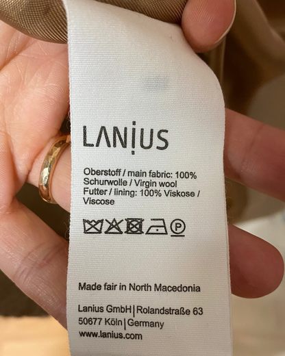 Etikett eines Wollmantels von der Marke Lanius; mit Materialangabe, Waschsymbolen und Herstellungsland