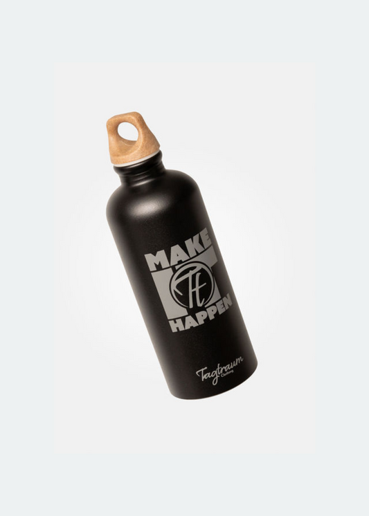 Eine schwarze Trinkflasche aus 100% recyceltem Aluminium, mit einem Verschluss aus Cellulose und einem coolen, grauen "Make it happen" Print auf der Vorderseite