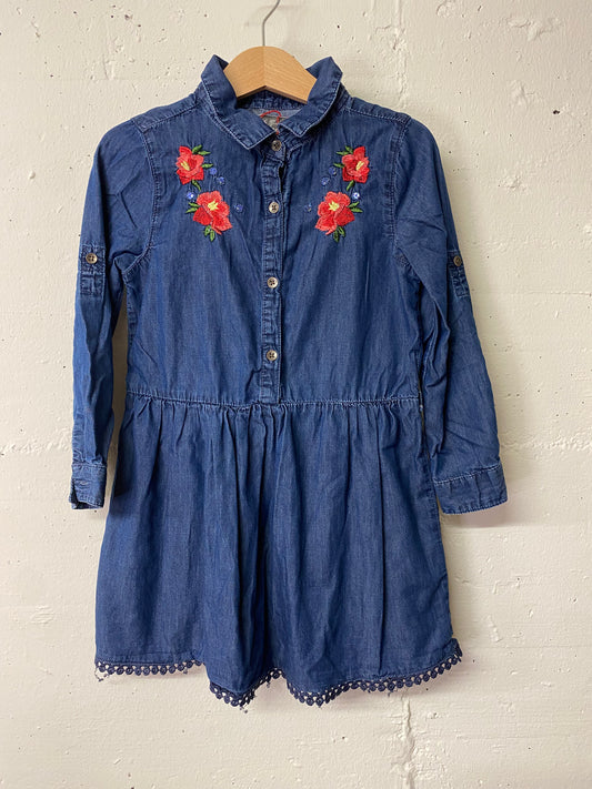 Ein süsses Jeanskleid, Secondhand, für Mädchen.