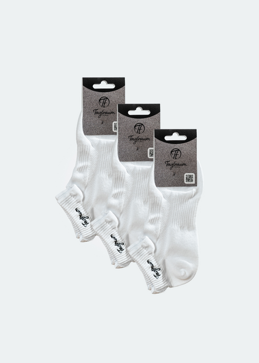 Ein Set aus 3 Paar weissen Sneaker Socken mit edlem, schwarzen Tagtraum Stick