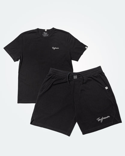 Ein Set aus unserem schwarzen Unisex Shirt und der Unisex Shorts; beide mit edlem, weissem Tagtraum Stick versehen. Cool, bequem, nachhaltige Streetwear.