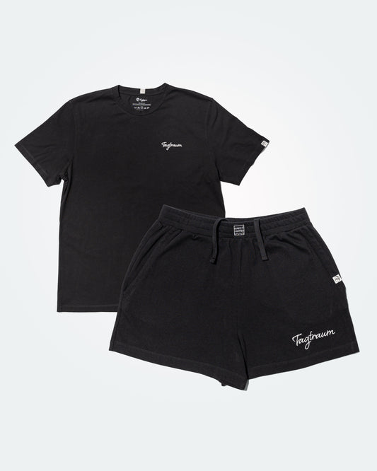 Ein Set aus einem coolen round neck unisex T-Shirt und einer lässigen, bequemen Frauenshorts; beides aus 100% Bio-Baumwolle. Schwarz, zeitlos, perfekt für warme Sommertage. Streetstyle mit Attitude und Fokus auf Nachhaltigkeit.