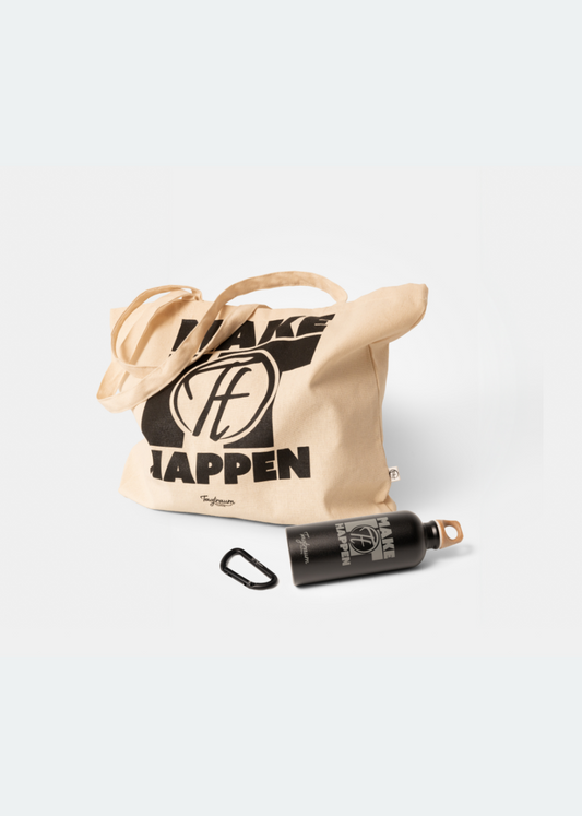 Ein Set aus einem Bio-Baumwoll Shopper mit coolem Make it happen print, einem kleinen Karabiner und einer recycelten Aluminium Trinkflasche mit Make it Happen Print