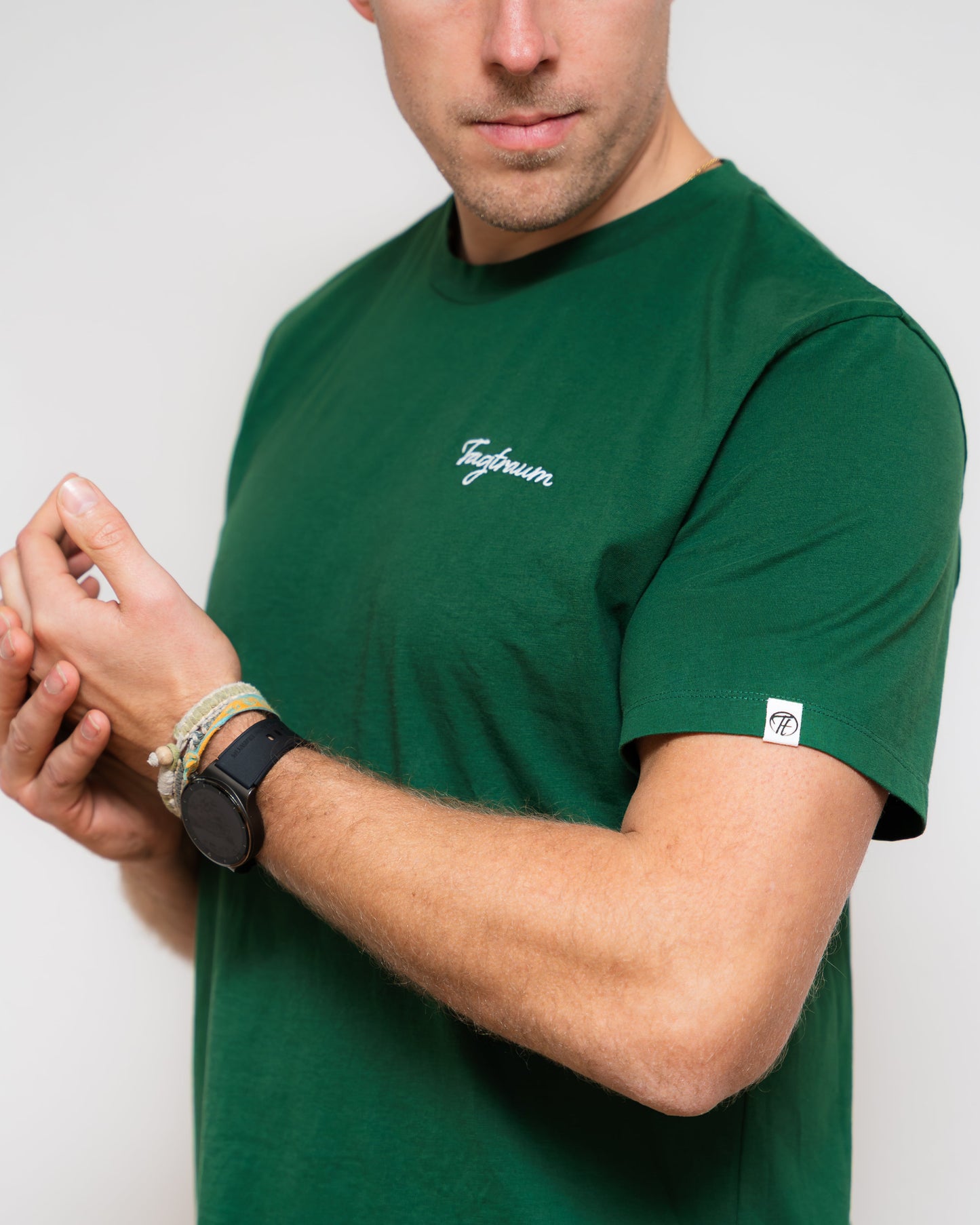 Ein schönes Roundneck Unisex T-Shirt aus 100% Bio-Baumwolle (GOTS zertifiziert), fair hergestellt in Portugal. Ultra bequem, ultra langlebig. Mit einem edlen Tagtraum Stick. Sonst schlicht, zeitlos, in einem satten Waldgrün. 