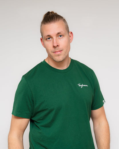 Ein schönes Roundneck Unisex T-Shirt aus 100% Bio-Baumwolle (GOTS zertifiziert), fair hergestellt in Portugal. Ultra bequem, ultra langlebig. Mit einem edlen Tagtraum Stick. Sonst schlicht, zeitlos, in einem satten Waldgrün. 