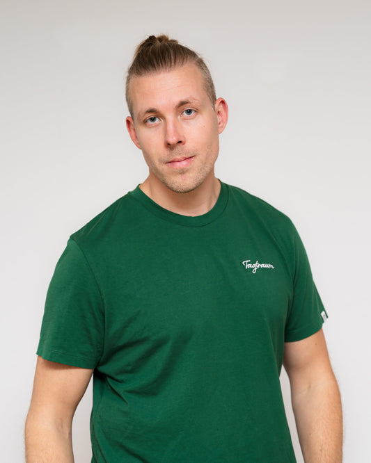 Ein schönes Roundneck Unisex T-Shirt aus 100% Bio-Baumwolle (GOTS zertifiziert), fair hergestellt in Portugal. Ultra bequem, ultra langlebig. Mit einem edlen Tagtraum Stick. Sonst schlicht, zeitlos, in einem satten Waldgrün. 