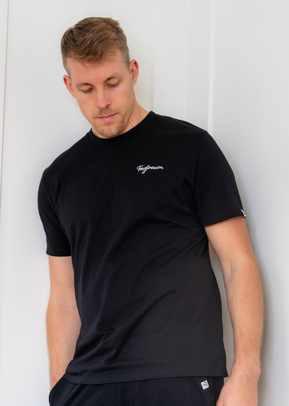 T-Shirt round neck unisex, getragen von einem männlichen Model mit blonden Haaren, den Blick nach unten auf den Boden gerichtet