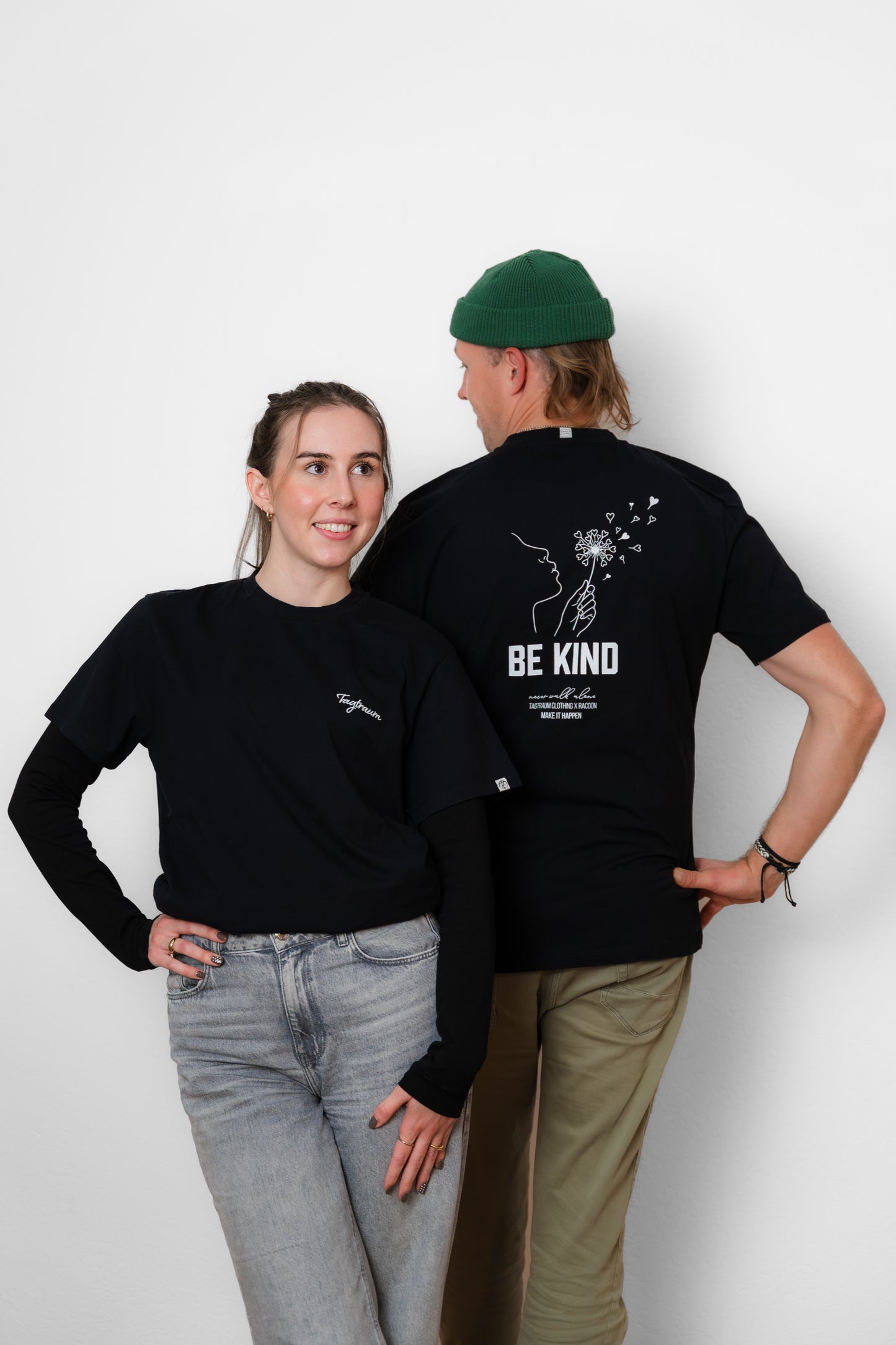 Unser dritter Ultra Limited Edition Launch. Unser schwarzes Unisex T-Shirt aus 100% Bio-Baumwolle, fair produziert in Portugal. Diesmal mit einem Siebdruck Design in Zusammenarbeit mit Racoon.Swiss. Be Kind mit einem Löwenzahn, welcher seine Samen aussendet, die aussehen wie kleine Herzen. Spread Kindness, ist die Message dahinter. Der Siebdruck ist handgemacht im Glarnerland, jedes Shirt ein Unikat. Limitiert auf 19 Stück, alle nummeriert.