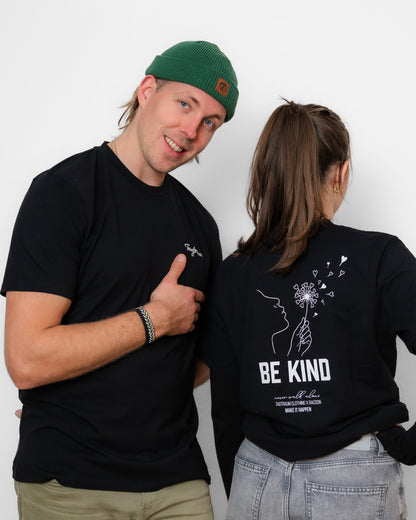 Unser dritter Ultra Limited Edition Launch. Unser schwarzes Unisex T-Shirt aus 100% Bio-Baumwolle, fair produziert in Portugal. Diesmal mit einem Siebdruck Design in Zusammenarbeit mit Racoon.Swiss. Be Kind mit einem Löwenzahn, welcher seine Samen aussendet, die aussehen wie kleine Herzen. Spread Kindness, ist die Message dahinter. Der Siebdruck ist handgemacht im Glarnerland, jedes Shirt ein Unikat. Limitiert auf 19 Stück, alle nummeriert.