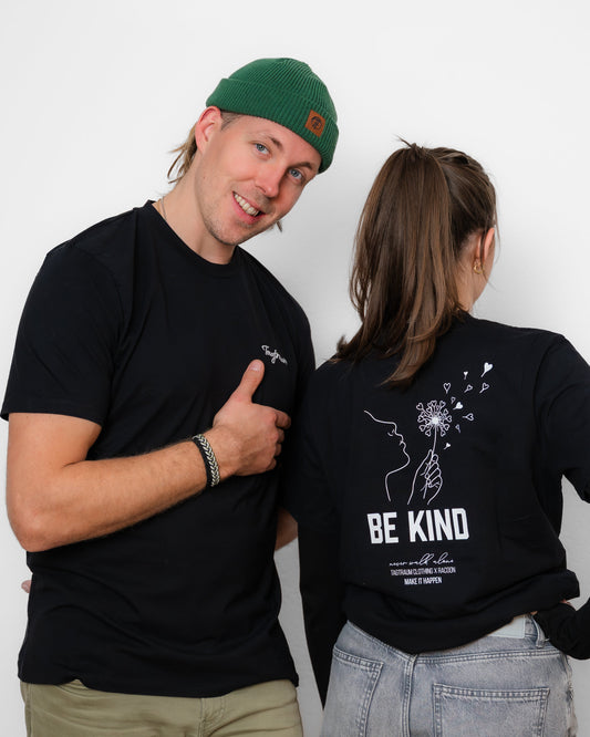 Unser dritter Ultra Limited Edition Launch. Unser schwarzes Unisex T-Shirt aus 100% Bio-Baumwolle, fair produziert in Portugal. Diesmal mit einem Siebdruck Design in Zusammenarbeit mit Racoon.Swiss. Be Kind mit einem Löwenzahn, welcher seine Samen aussendet, die aussehen wie kleine Herzen. Spread Kindness, ist die Message dahinter. Der Siebdruck ist handgemacht im Glarnerland, jedes Shirt ein Unikat. Limitiert auf 19 Stück, alle nummeriert.