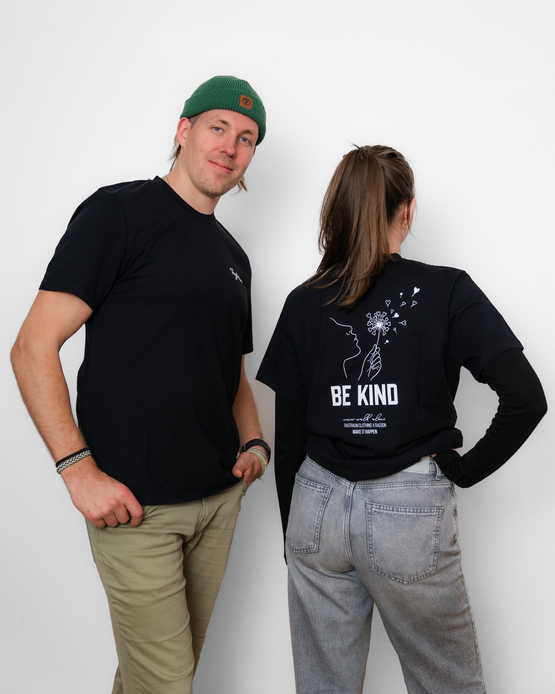 Unser dritter Ultra Limited Edition Launch. Unser schwarzes Unisex T-Shirt aus 100% Bio-Baumwolle, fair produziert in Portugal. Diesmal mit einem Siebdruck Design in Zusammenarbeit mit Racoon.Swiss. Be Kind mit einem Löwenzahn, welcher seine Samen aussendet, die aussehen wie kleine Herzen. Spread Kindness, ist die Message dahinter. Der Siebdruck ist handgemacht im Glarnerland, jedes Shirt ein Unikat. Limitiert auf 19 Stück, alle nummeriert.