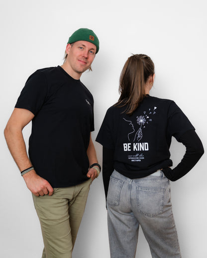 Unser dritter Ultra Limited Edition Launch. Unser schwarzes Unisex T-Shirt aus 100% Bio-Baumwolle, fair produziert in Portugal. Diesmal mit einem Siebdruck Design in Zusammenarbeit mit Racoon.Swiss. Be Kind mit einem Löwenzahn, welcher seine Samen aussendet, die aussehen wie kleine Herzen. Spread Kindness, ist die Message dahinter. Der Siebdruck ist handgemacht im Glarnerland, jedes Shirt ein Unikat. Limitiert auf 19 Stück, alle nummeriert.