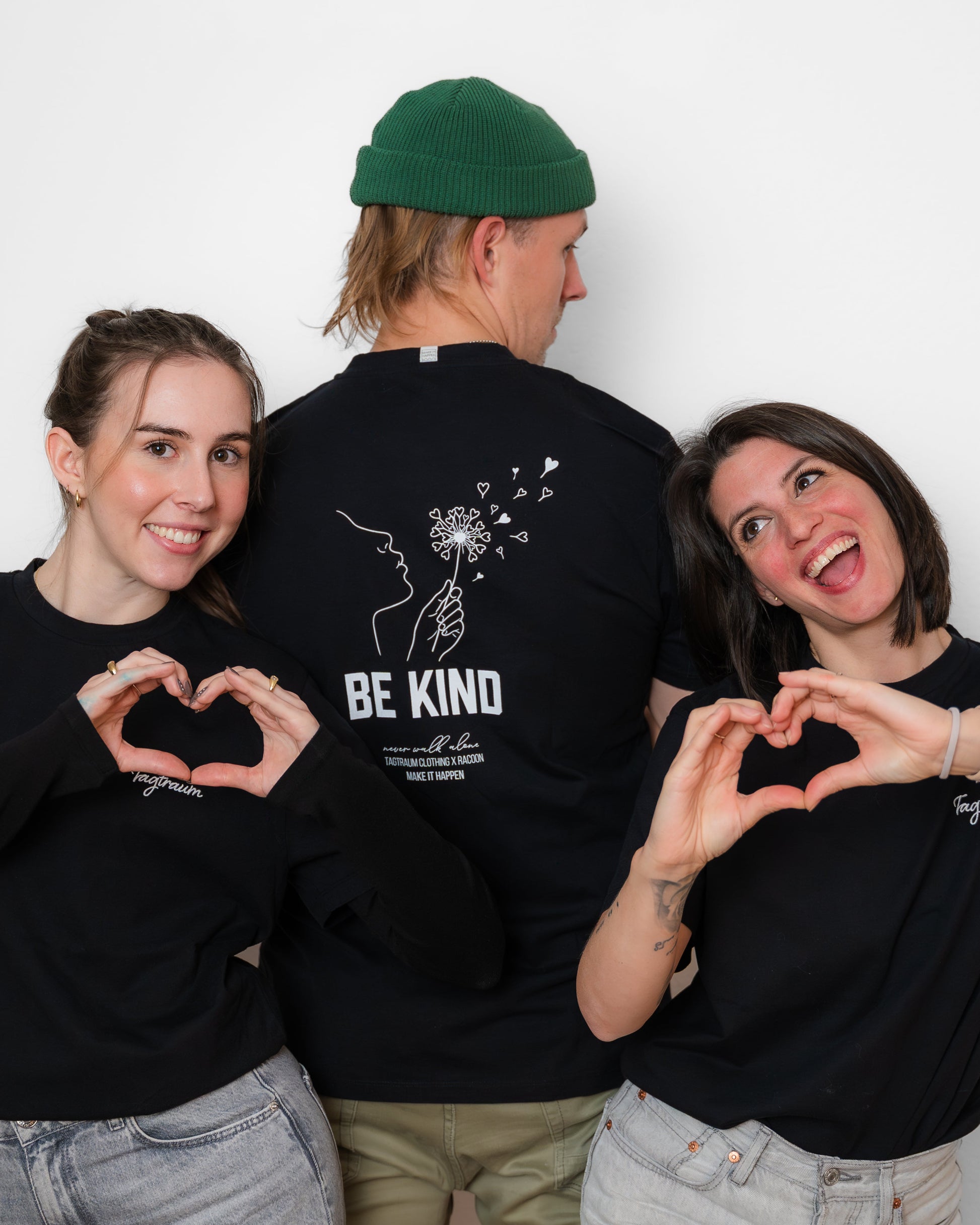 Unser dritter Ultra Limited Edition Launch. Unser schwarzes Unisex T-Shirt aus 100% Bio-Baumwolle, fair produziert in Portugal. Diesmal mit einem Siebdruck Design in Zusammenarbeit mit Racoon.Swiss. Be Kind mit einem Löwenzahn, welcher seine Samen aussendet, die aussehen wie kleine Herzen. Spread Kindness, ist die Message dahinter. Der Siebdruck ist handgemacht im Glarnerland, jedes Shirt ein Unikat. Limitiert auf 19 Stück, alle nummeriert.