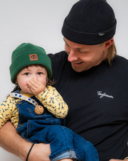 Ein cooles unisex fisherman Beanie in sattem Waldgrün. Mit einem coolen Fake-Leder-Patch mit Tagtraum Logo. Auch für Kinder und Kleinkinder geeignet. Kuschelig warme Bio-Baumwolle. Keine Wolle, krazt nicht, ultra bequem zu tragen. 100% natürlich.