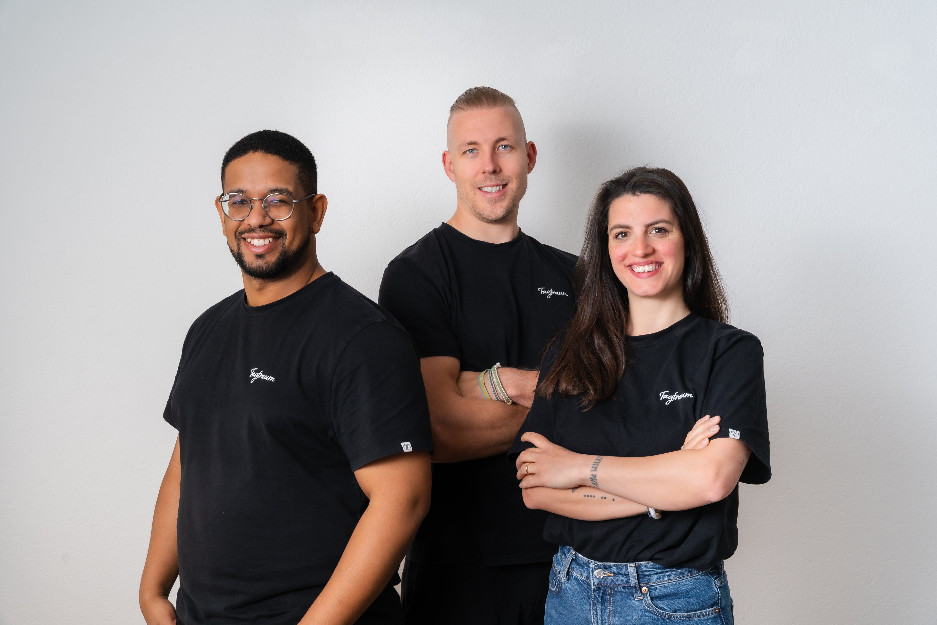 Die drei Co-Founder von Tagtraum Clothing auf einem Portrait Foto, alle im Tagtraum Shirt.