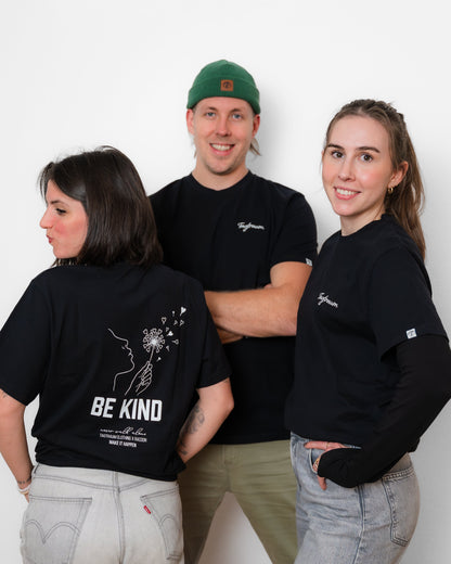 Unser dritter Ultra Limited Edition Launch. Unser schwarzes Unisex T-Shirt aus 100% Bio-Baumwolle, fair produziert in Portugal. Diesmal mit einem Siebdruck Design in Zusammenarbeit mit Racoon.Swiss. Be Kind mit einem Löwenzahn, welcher seine Samen aussendet, die aussehen wie kleine Herzen. Spread Kindness, ist die Message dahinter. Der Siebdruck ist handgemacht im Glarnerland, jedes Shirt ein Unikat. Limitiert auf 19 Stück, alle nummeriert.