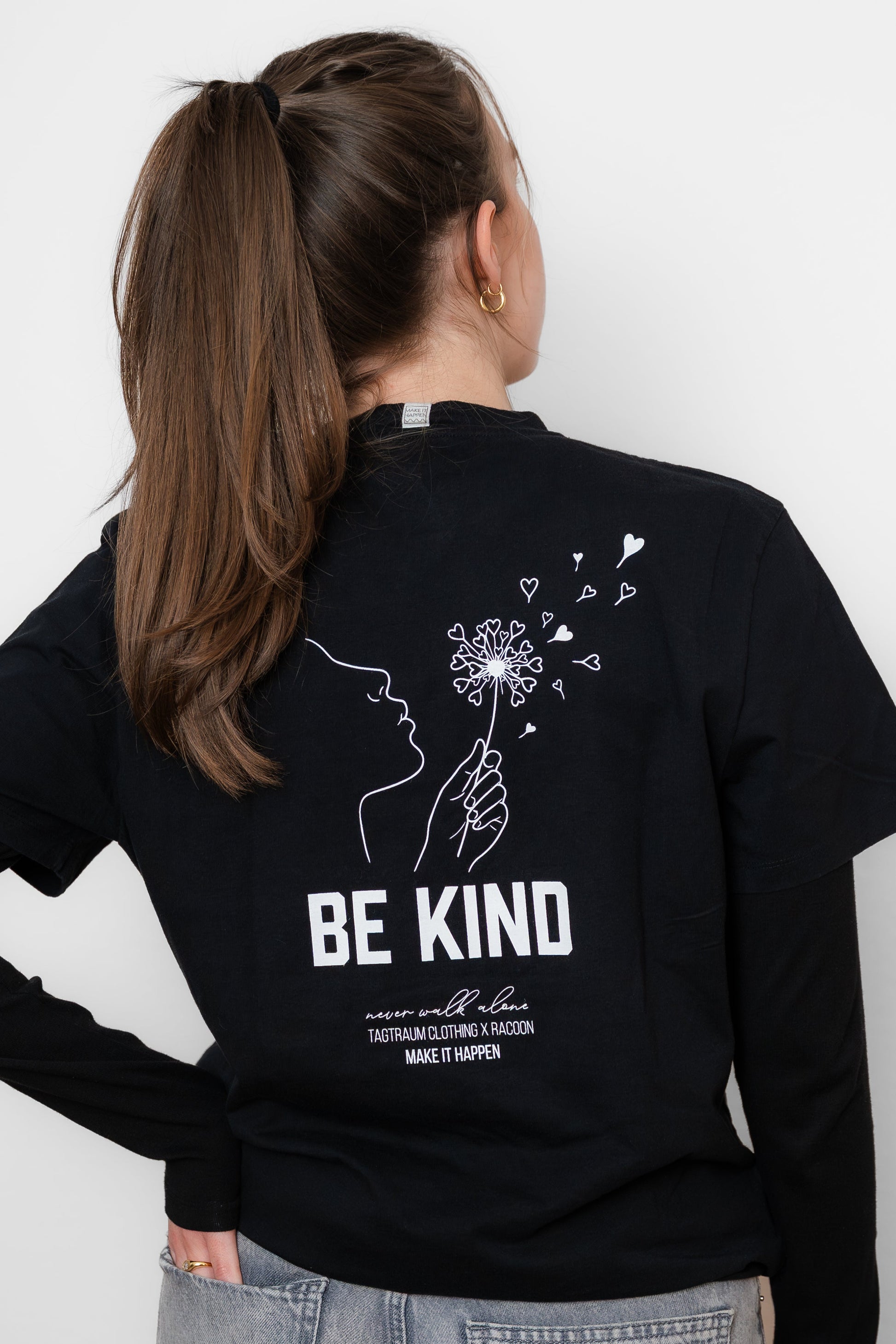 Unser dritter Ultra Limited Edition Launch. Unser schwarzes Unisex T-Shirt aus 100% Bio-Baumwolle, fair produziert in Portugal. Diesmal mit einem Siebdruck Design in Zusammenarbeit mit Racoon.Swiss. Be Kind mit einem Löwenzahn, welcher seine Samen aussendet, die aussehen wie kleine Herzen. Spread Kindness, ist die Message dahinter. Der Siebdruck ist handgemacht im Glarnerland, jedes Shirt ein Unikat. Limitiert auf 19 Stück, alle nummeriert.