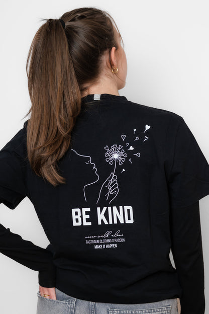 Unser dritter Ultra Limited Edition Launch. Unser schwarzes Unisex T-Shirt aus 100% Bio-Baumwolle, fair produziert in Portugal. Diesmal mit einem Siebdruck Design in Zusammenarbeit mit Racoon.Swiss. Be Kind mit einem Löwenzahn, welcher seine Samen aussendet, die aussehen wie kleine Herzen. Spread Kindness, ist die Message dahinter. Der Siebdruck ist handgemacht im Glarnerland, jedes Shirt ein Unikat. Limitiert auf 19 Stück, alle nummeriert.