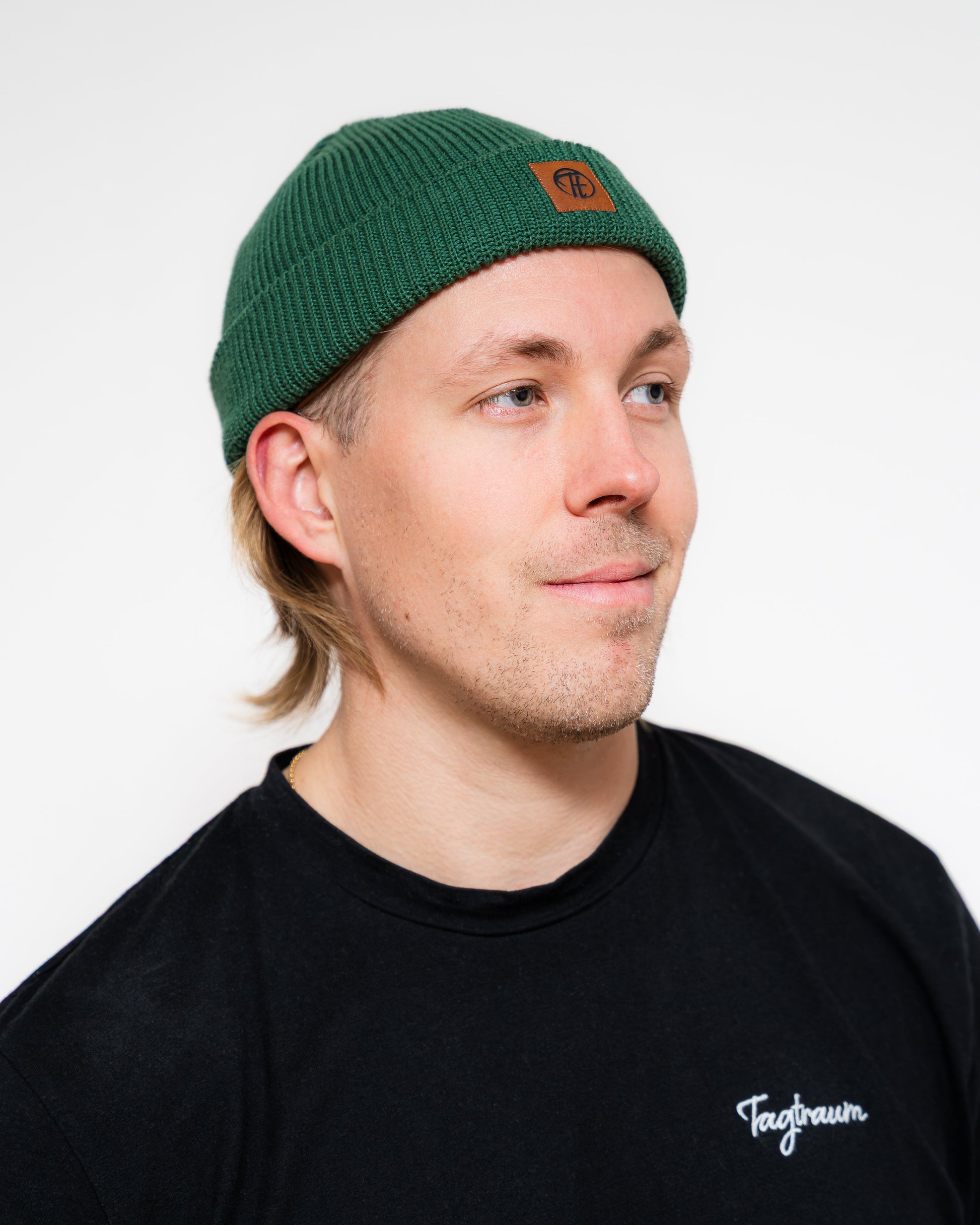 Ein cooles unisex fisherman Beanie in sattem Waldgrün. Mit einem coolen Fake-Leder-Patch mit Tagtraum Logo.