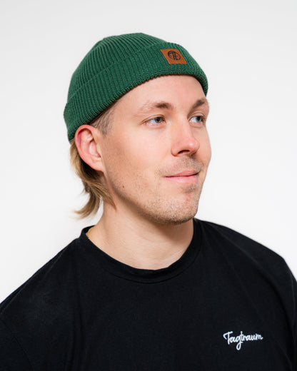 Ein cooles unisex fisherman Beanie in sattem Waldgrün. Mit einem coolen Fake-Leder-Patch mit Tagtraum Logo.
