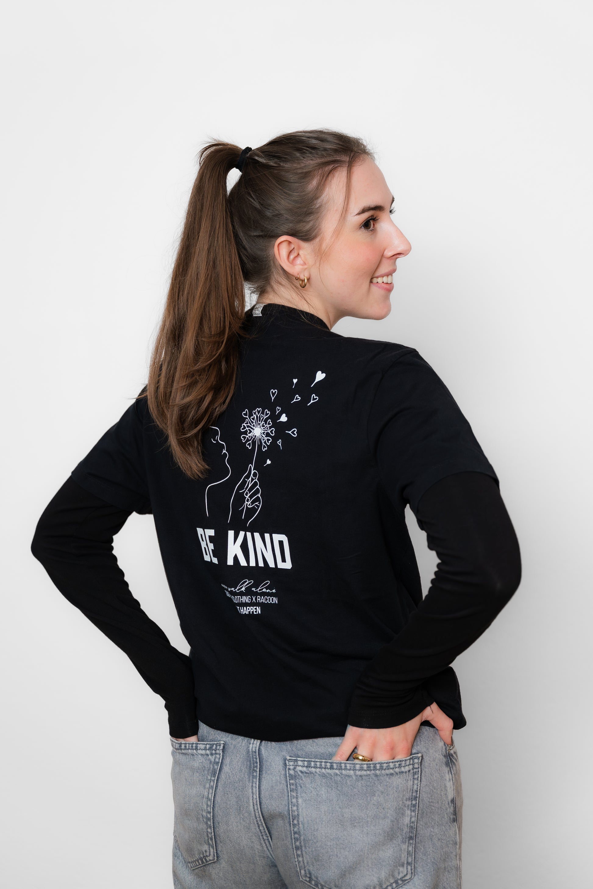 Unser dritter Ultra Limited Edition Launch. Unser schwarzes Unisex T-Shirt aus 100% Bio-Baumwolle, fair produziert in Portugal. Diesmal mit einem Siebdruck Design in Zusammenarbeit mit Racoon.Swiss. Be Kind mit einem Löwenzahn, welcher seine Samen aussendet, die aussehen wie kleine Herzen. Spread Kindness, ist die Message dahinter. Der Siebdruck ist handgemacht im Glarnerland, jedes Shirt ein Unikat. Limitiert auf 19 Stück, alle nummeriert.