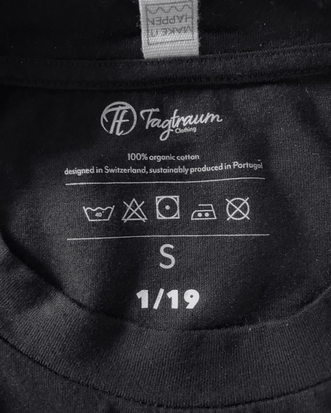 Streng limitierte Edition unseres schwarzen Tagtraum T-Shirts mit einem handgemachten Siebdruck aus dem Glarnerland. "Be Kind", unsere dritte Limited Edition mit Siebdruck auf dem Rücken. Diese Edition gibt es nur 19 Mal, jedes T-Shirt ist nummeriert. Kein Restock.