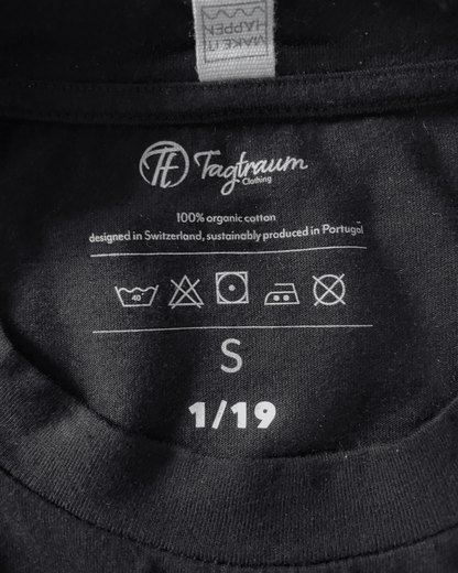 Streng limitierte Edition unseres schwarzen Tagtraum T-Shirts mit einem handgemachten Siebdruck aus dem Glarnerland. "Be Kind", unsere dritte Limited Edition mit Siebdruck auf dem Rücken. Diese Edition gibt es nur 19 Mal, jedes T-Shirt ist nummeriert. Kein Restock.