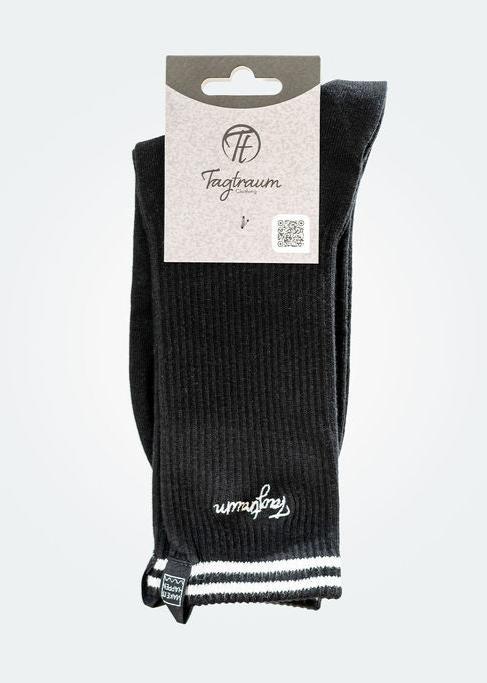 Schwarze Tennis Socken mit zwei weissen Streifen und einem edlen Tagtraum Stick