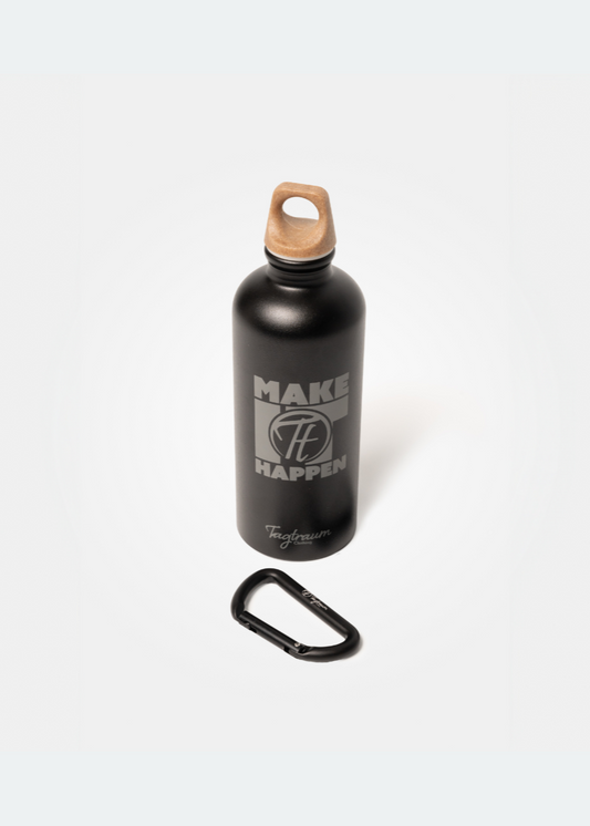 Ein Set aus einer schwarzen Aluminium Trinkflasche mit einem grauen Make it Happen Print auf der Vorderseite sowie ein kleiner schwarzer Karabiner mit einer Tagtraum Clothing Gravur auf der Vorderseite